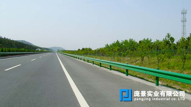 高速公路波形护栏.jpg