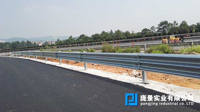 高速公路护栏 .jpg