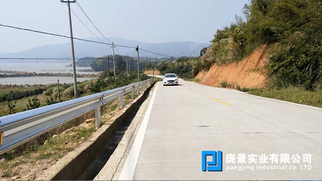 墟落公路波形护栏锌层厚度.jpg