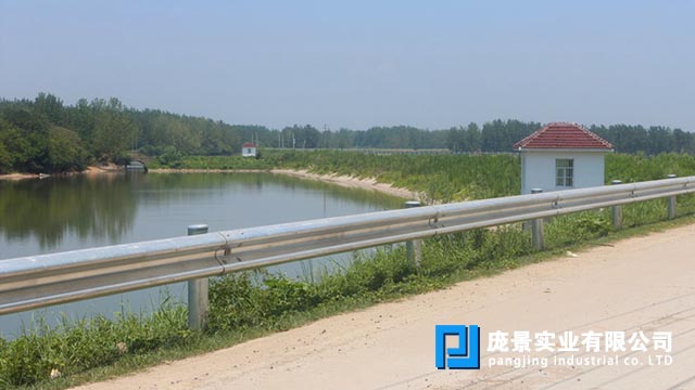 墟落公路钢护栏.jpg