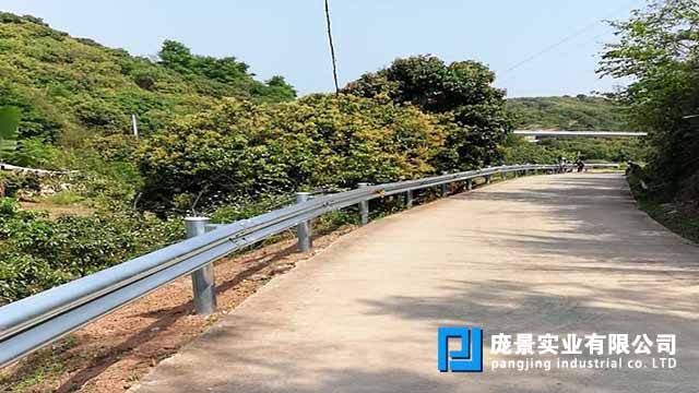 墟落公路护栏.jpg